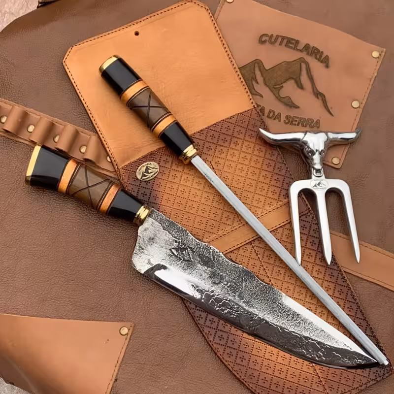 Kit churrasco premium com faca artesanal e garfo trinchante, acompanhado de estojo em couro personalizado da Cutelaria Encosta da Serra.