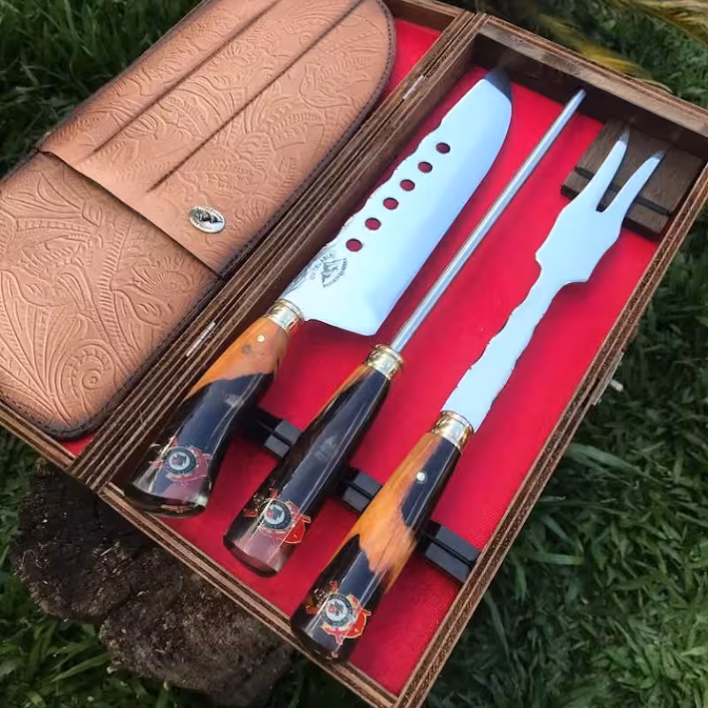 Kit churrasco artesanal com faca, garfo e chaira em estojo de couro, produzido pela Cutelaria Encosta da Serra, ideal para churrasqueiros exigentes.