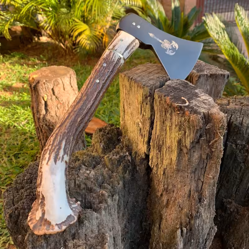 Machado artesanal com lâmina forjada e cabo em madeira rústica, produzido pela Cutelaria Encosta da Serra.