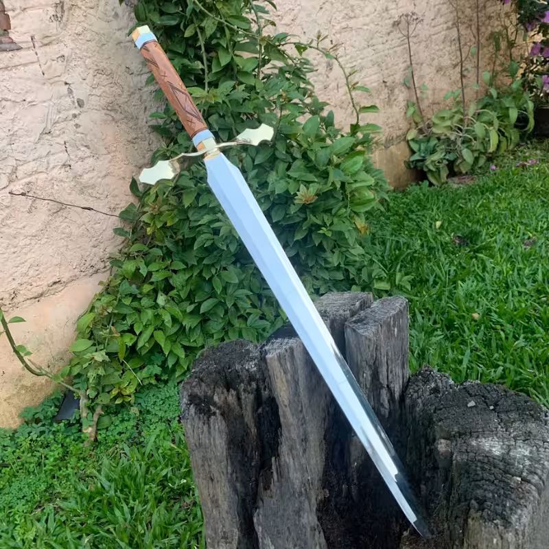 Espada artesanal forjada em aço de alta qualidade, com cabo em madeira, produzida pela Cutelaria Encosta da Serra.